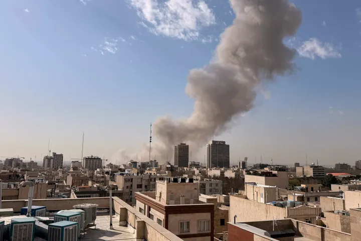 Asap membubung di Teheran, Iran akibat serangan Amerika Serikat-Israel pada Sabtu (28/2/2026)