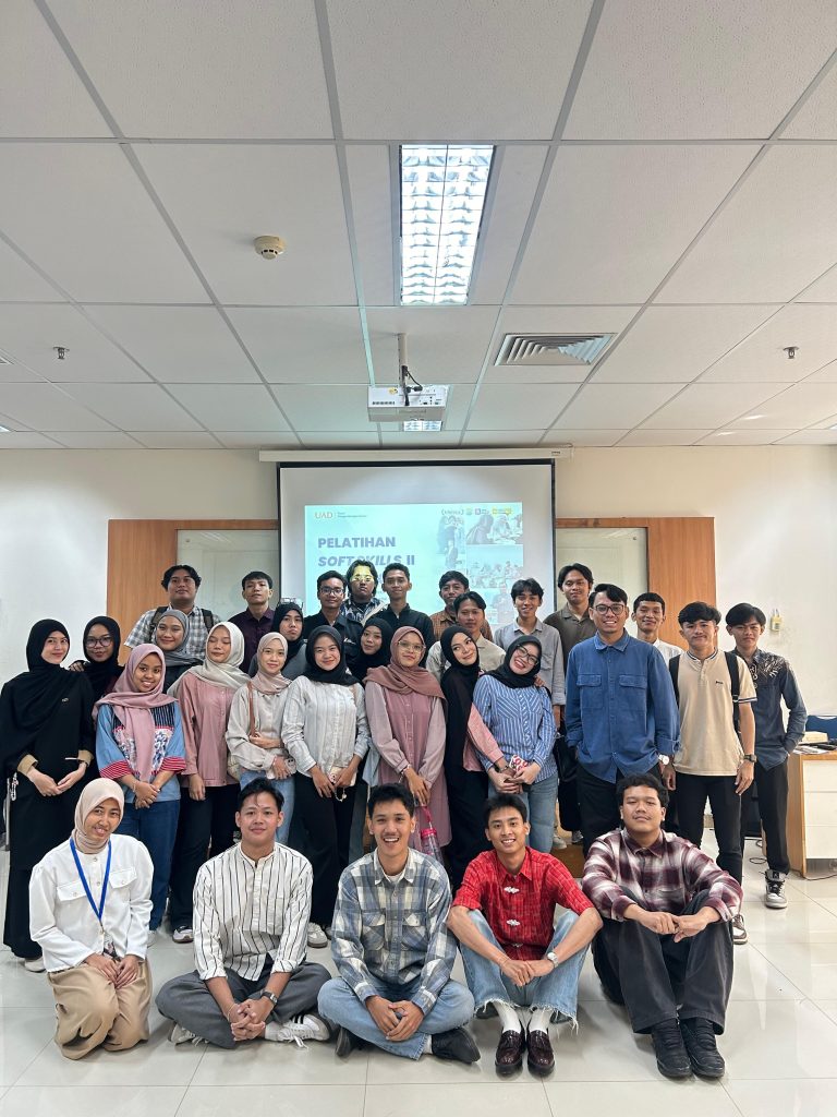Dr. Arif Rahman, M.Pd.I, trainer pelatihan softskills bersama peserta