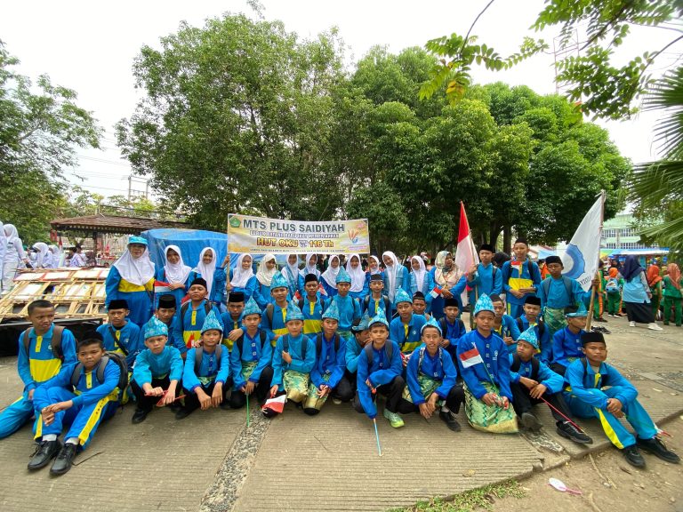 Siswa MTs Plus Saidiyah ikut meriahkan pawai hari jadi kabupaten OKU yang ke 116